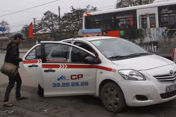Trời lạnh, một sinh viên chọn taxi để về phòng trọ