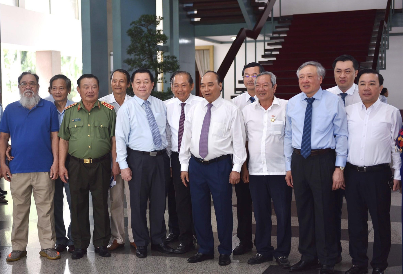 Chủ tịch nước Nguyễn Xuân Phúc và các thế hệ học sinh miền Nam tại buổi họp mặt ngày 2/5 Chủ tịch nước Nguyễn Xuân Phúc và các thế hệ học sinh miền Nam tại buổi họp mặt ngày 2/5