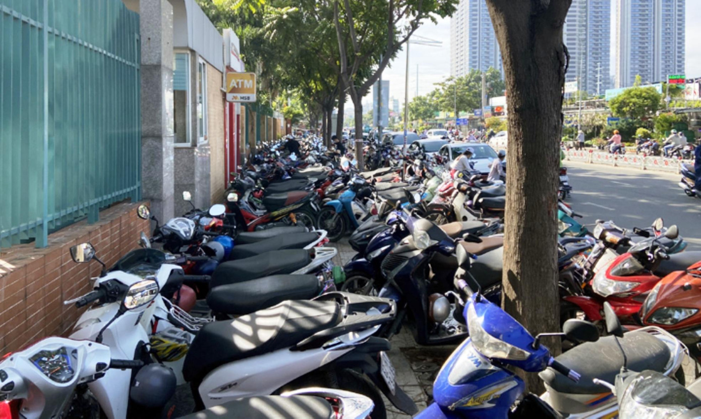 Bãi giữ xe tại bệnh viện đa khoa Bưu Điện chiếm dụng toàn bộ vỉa hè đường Thành Thái (quận 10) Bãi giữ xe tại bệnh viện đa khoa Bưu Điện chiếm dụng toàn bộ vỉa hè đường Thành Thái (quận 10)