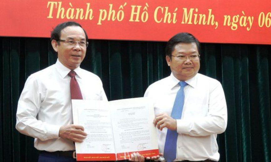 Ông Lê Văn Thinh (phải) nhận quyết định từ Bí thư Thành uỷ Nguyễn Văn Nên