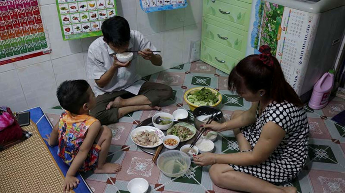 Công nhân lao động tại TPHCM sinh sống trong các khu nhà trọ không đảm bảo các điều kiện sinh hoạt Công nhân lao động tại TPHCM sinh sống trong các khu nhà trọ không đảm bảo các điều kiện sinh hoạt