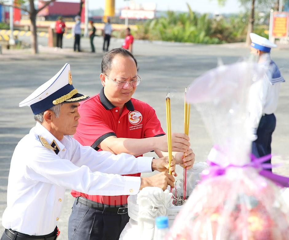 Chuẩn đô đốc Lương Việt Hùng - Phó Tư lệnh Quân chủng Hải quân và Phó Bí thư Thành uỷ TPHCM Nguyễn Hồ Hải dâng hương tưởng niệm các anh hùng liệt sỹ. Ảnh: Thành uỷ TPHCM Chuẩn đô đốc Lương Việt Hùng - Phó Tư lệnh Quân chủng Hải quân và Phó Bí thư Thành uỷ TPHCM Nguyễn Hồ Hải dâng hương tưởng niệm các anh hùng liệt sỹ. Ảnh: Thành uỷ TPHCM