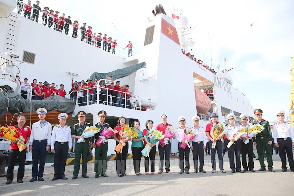 Các đại biểu xuống tàu, bắt đầu chuyến thăm Trường Sa và Nhà giàn DK1. Ảnh: Thành uỷ TPHCM Các đại biểu xuống tàu, bắt đầu chuyến thăm Trường Sa và Nhà giàn DK1. Ảnh: Thành uỷ TPHCM