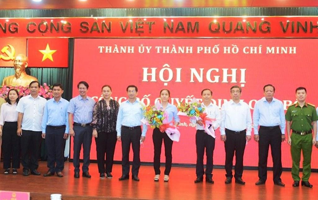 Bà Lê Thị Hờ Rin và ông Ma Xuân Việt (thứ 7 và 8 từ trái qua) tại lễ hội nghị công bố quyết định của Ban Bí thư. Ảnh: Thành uỷ TPHCM