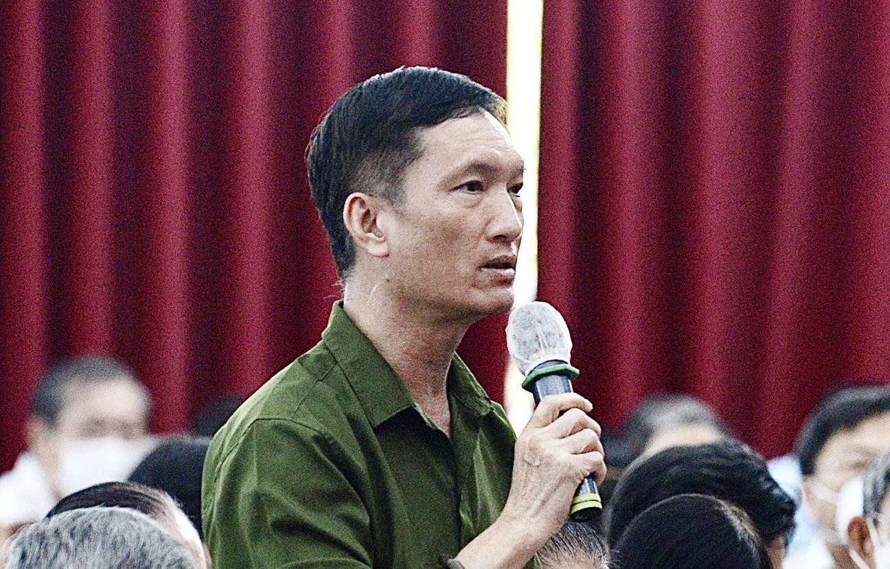 Cử tri Mai Thanh Hà (quận 5) trình bày ý kiến tại buổi tiếp xúc