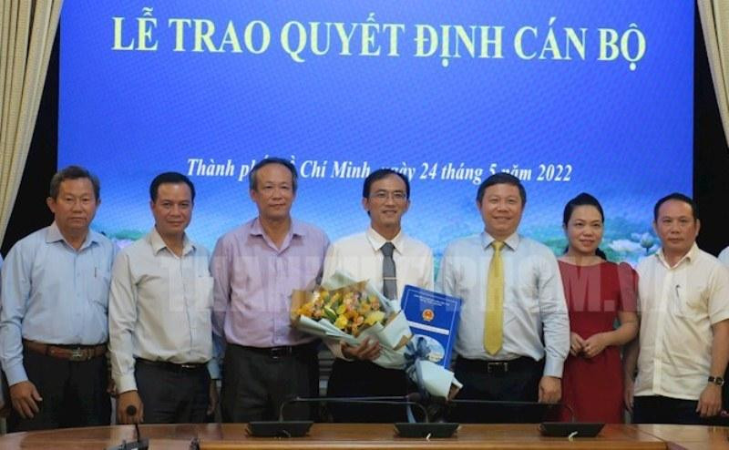 Ông Nguyễn Quốc Bình (thứ 4 từ trái sang) trong buổi lễ bổ nhiệm cán bộ. Ảnh: Thành uỷ TPHCM