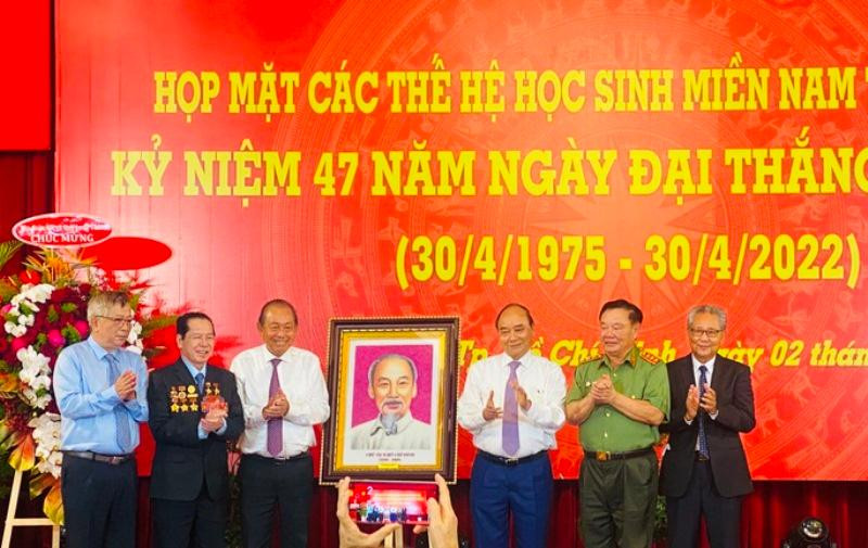 Chủ tịch nước tặng bức ảnh chân dung Chủ tịch Hồ Chí Minh cho Ban Liên lạc Học sinh Miền Nam Chủ tịch nước tặng bức ảnh chân dung Chủ tịch Hồ Chí Minh cho Ban Liên lạc Học sinh Miền Nam