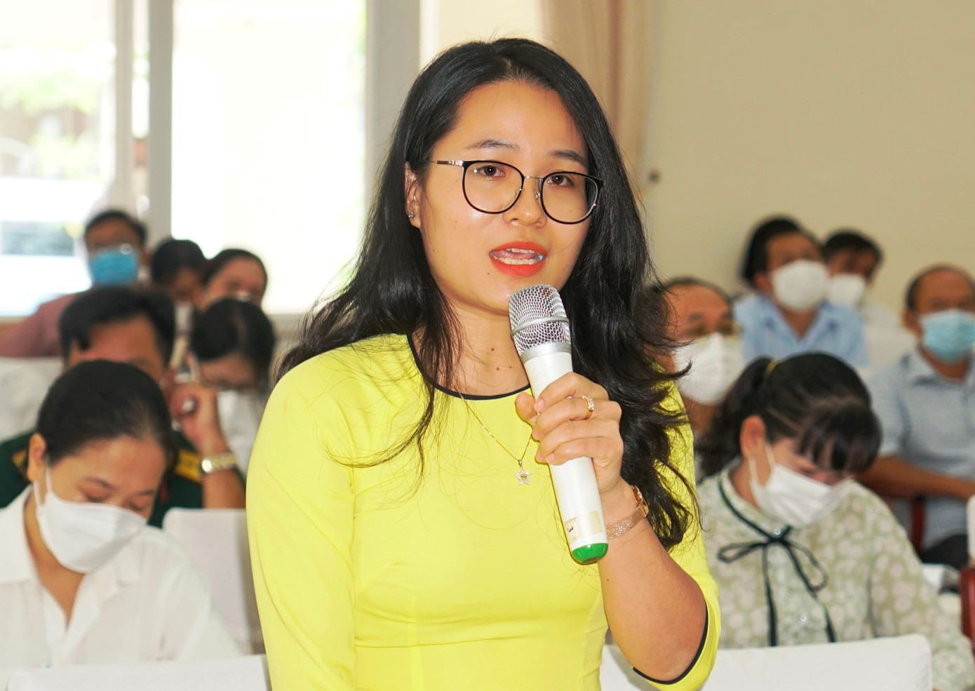 Cử tri phát biểu ý kiến tại buổi tiếp xúc với tổ Đại biểu Quốc hội