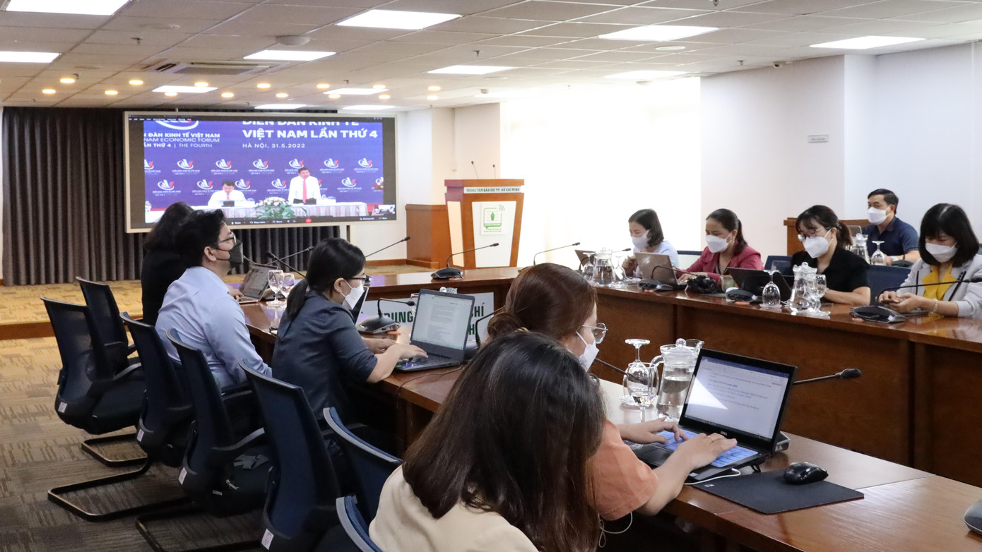 Ông Nguyễn Thành Phong phát biểu tại điểm cầu ở TP Hà Nội và được trực tuyến tại điểm cầu ở TPHCM