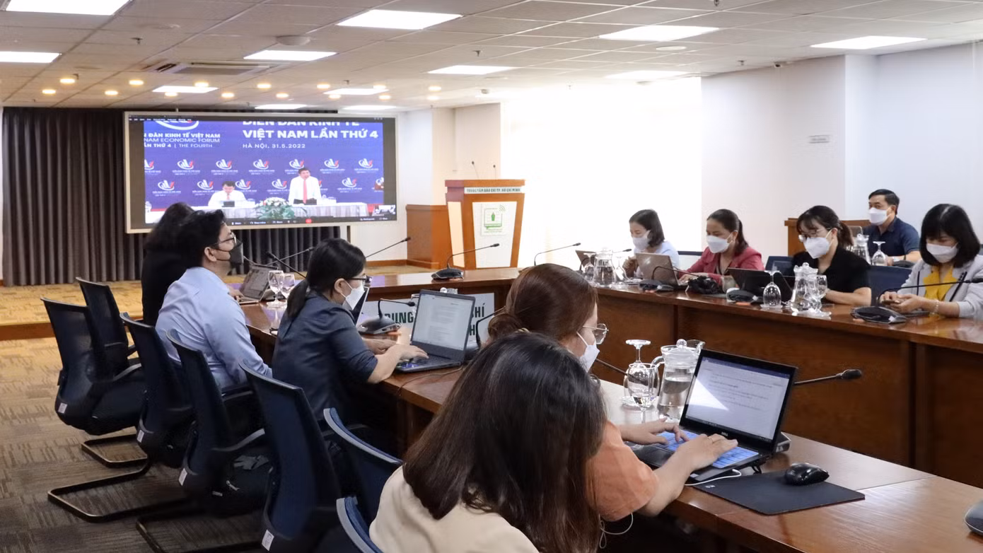 Ông Nguyễn Thành Phong phát biểu tại điểm cầu ở TP Hà Nội và được trực tuyến tại điểm cầu ở TPHCM