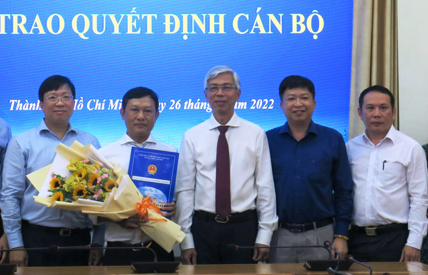 Ông Phan Văn Tuấn (thứ hai từ trái qua) Ông Phan Văn Tuấn (thứ hai từ trái qua)