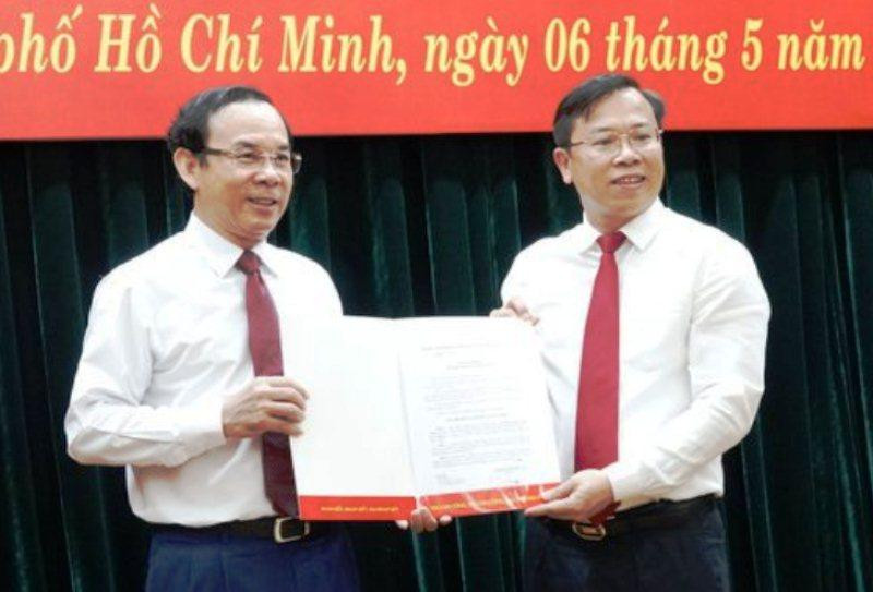 Ông Huỳnh Khắc Điệp (phải)