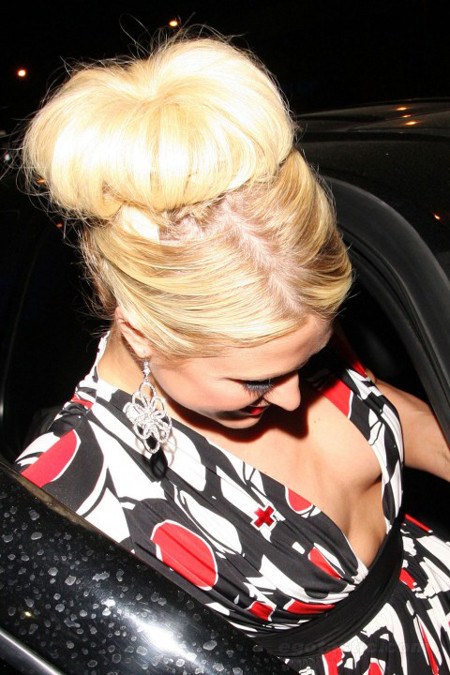 Cánh săn ảnh tập trung săm soi phần ngực xẻ của Paris