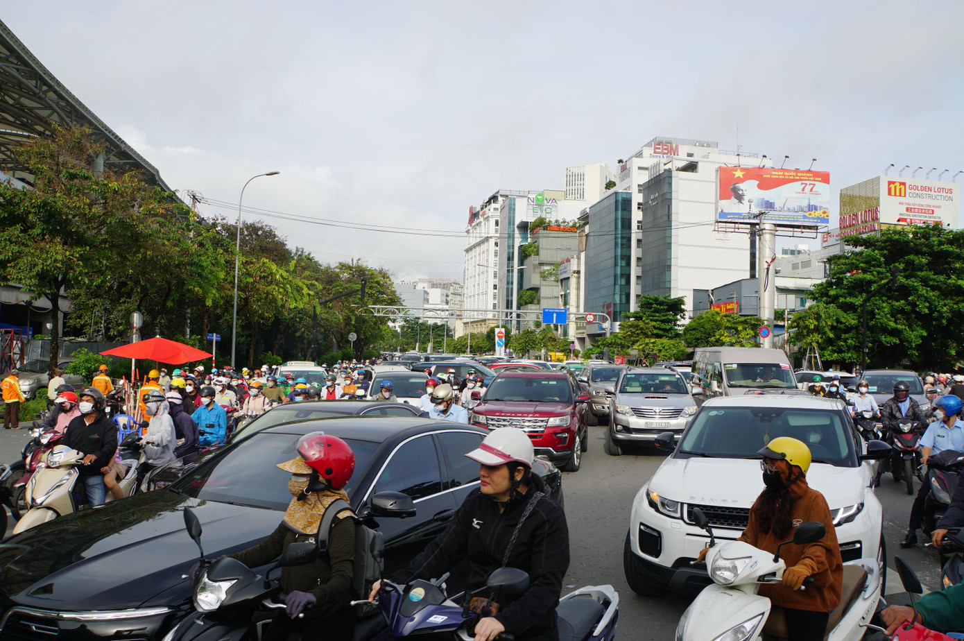 Đến 10h cùng ngày, tình trạng giao thông qua khu vực vẫn còn ùn ứ.