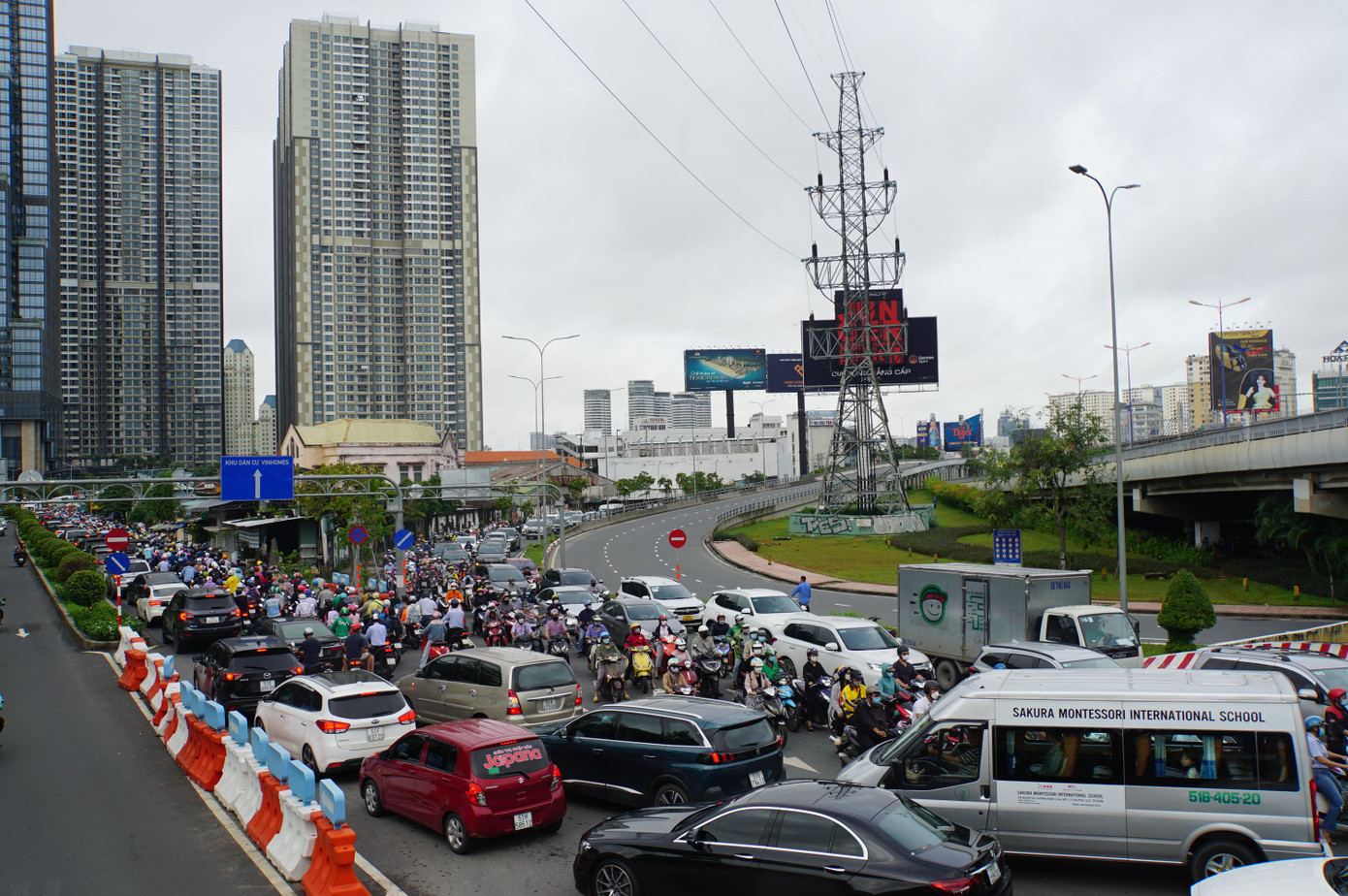 TPHCM 'đóng' cầu vượt Nguyễn Hữu Cảnh từ ngày 29/9 để khắc phục, sửa chữa sau sự cố. TPHCM 'đóng' cầu vượt Nguyễn Hữu Cảnh từ ngày 29/9 để khắc phục, sửa chữa sau sự cố.