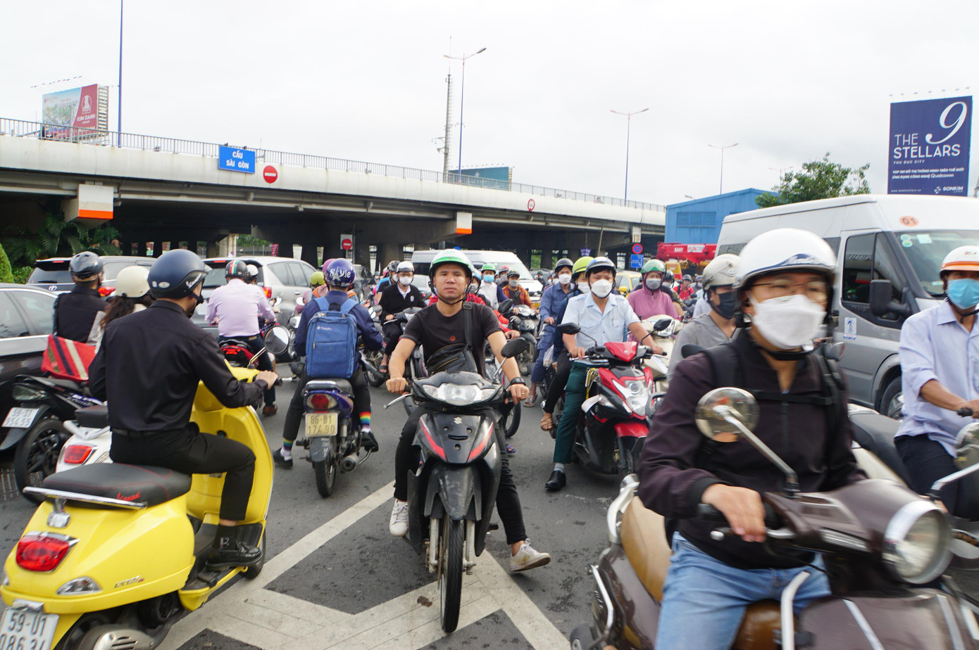 Trước đó, khi cơ quan chức năng cấm xe lưu thông lên cầu vượt Nguyễn Hữu Cảnh từ tối 29/9, khu vực cửa ngõ phía Đông vào TP HCM thường xuyên ùn tắc trong giờ cao điểm. Trước đó, khi cơ quan chức năng cấm xe lưu thông lên cầu vượt Nguyễn Hữu Cảnh từ tối 29/9, khu vực cửa ngõ phía Đông vào TP HCM thường xuyên ùn tắc trong giờ cao điểm.