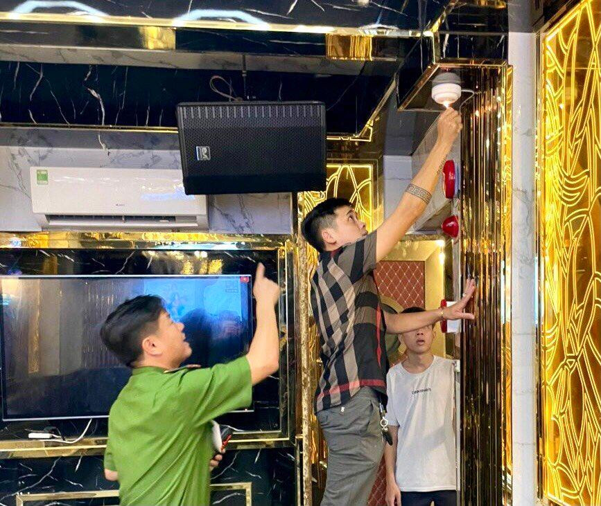 Công an TP Thủ Đức (TPHCM) kiểm tra an toàn PCCC với một cơ sở karaoke.