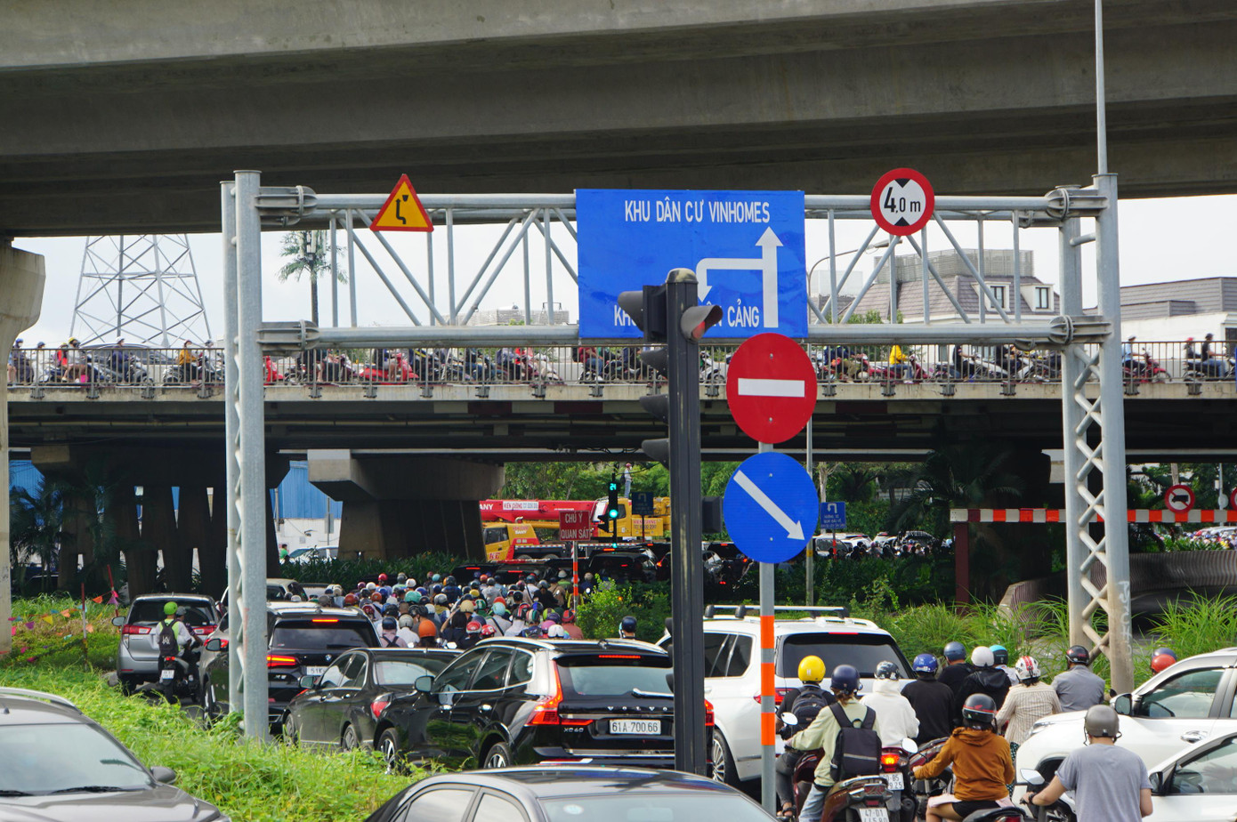 Sáng 30/9, giao thông quanh khu vực cửa ngõ phía đông của TPHCM xảy ra tình trạng ùn ứ sau khi cấm các phương tiện qua cầu vượt Nguyễn Hữu Cảnh.