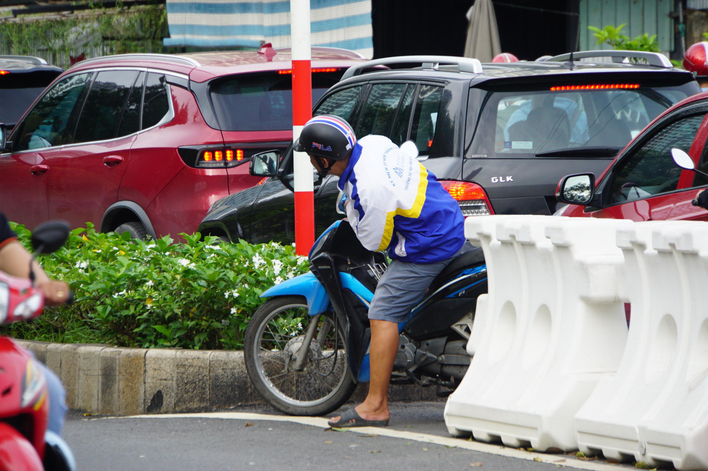 Ken cứng người và phương tiện di chuyển.