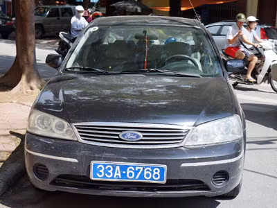 Chiếc xe này cũng đỗ hết phân đường danh cho người đi bộ tại phố Thể Giao (gần trụ sở Thanh tra giao thông Hà Nội)