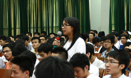 Nhiều sinh viên đã đặt câu hỏi tại chương trình
