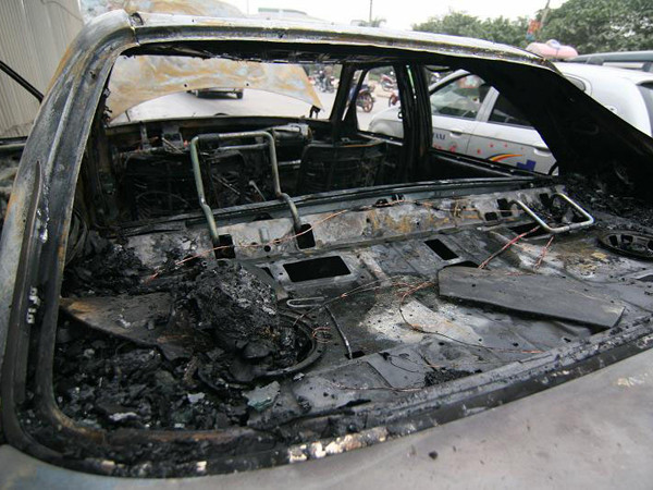 Chiếc Mercedes-Benz E300 mang BKS 29M-3345 đang lưu thông trên đường Nguyễn Xiển (Hà Nội) thì bốc cháy dữ dội vào chiều ngày 18-12-2011 Ảnh: Lê Hiếu. Chiếc Mercedes-Benz E300 mang BKS 29M-3345 đang lưu thông trên đường Nguyễn Xiển (Hà Nội) thì bốc cháy dữ dội vào chiều ngày 18-12-2011 Ảnh: Lê Hiếu