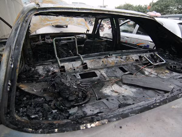 Chiếc Mercedes-Benz E300 mang BKS 29M-3345 đang lưu thông trên đường Nguyễn Xiển (Hà Nội) thì bốc cháy dữ dội vào chiều ngày 18-12-2011 Ảnh: Lê Hiếu