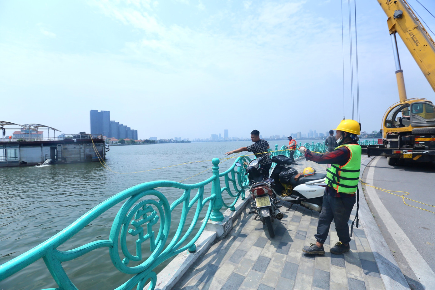 Hàng chục công nhân được huy động để tháo dỡ, di dời các du thuyền.