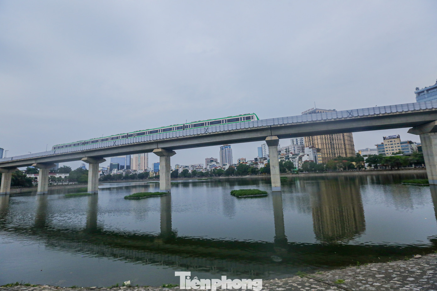 Khu vực hồ Hoàng Cầu với đường sắt trên cao.