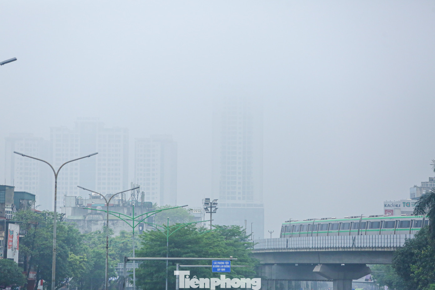 Theo quan sát, có thể thấy rõ lớp sương mù dày đặc bao phủ các con phố khiến tầm nhìn bị hạn chế.