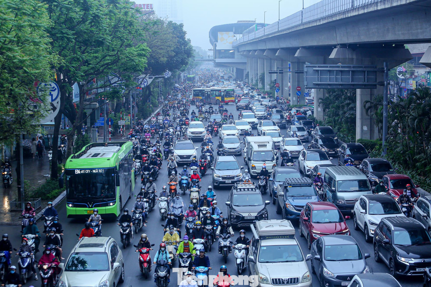Sương mù kèm theo mưa phùn khiến các phương tiện di chuyển khó khăn.