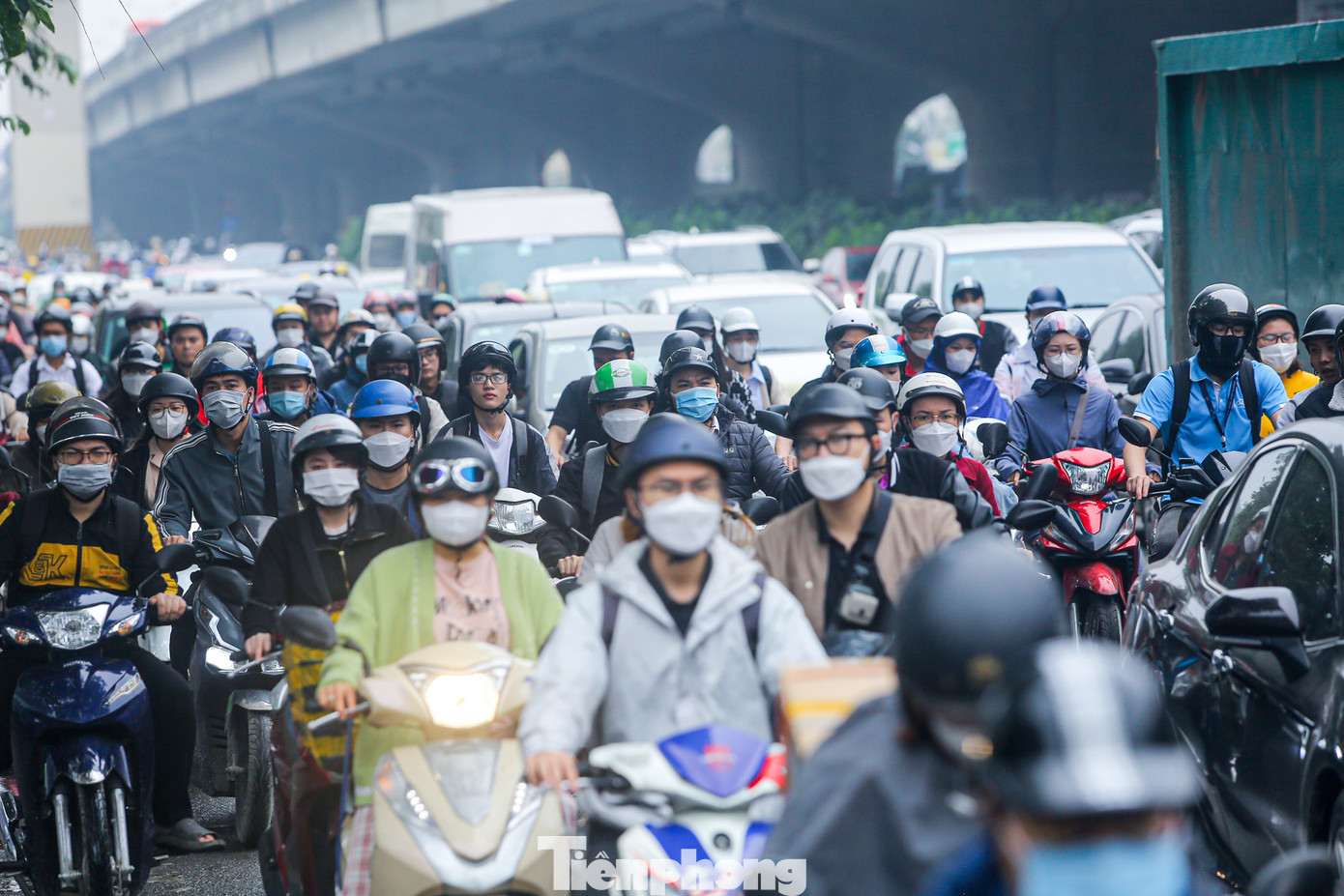 Người dân Thủ đô chật vật trong cảnh tắc đường với sương mù và mưa phùn.