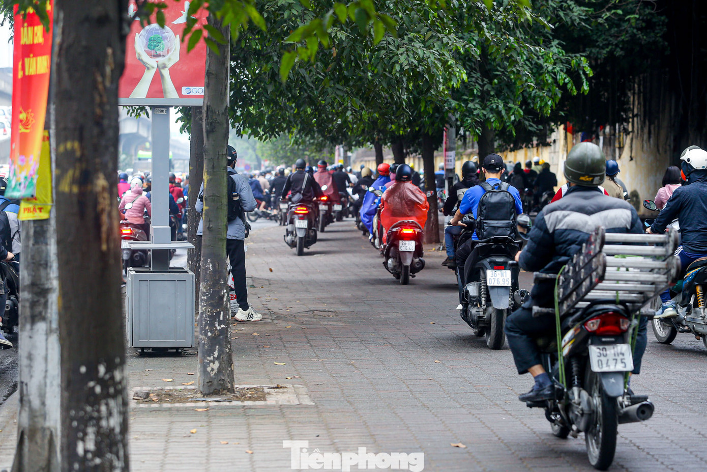 Dòng phương tiện leo lên vỉa hè bất chấp nguy hiểm.