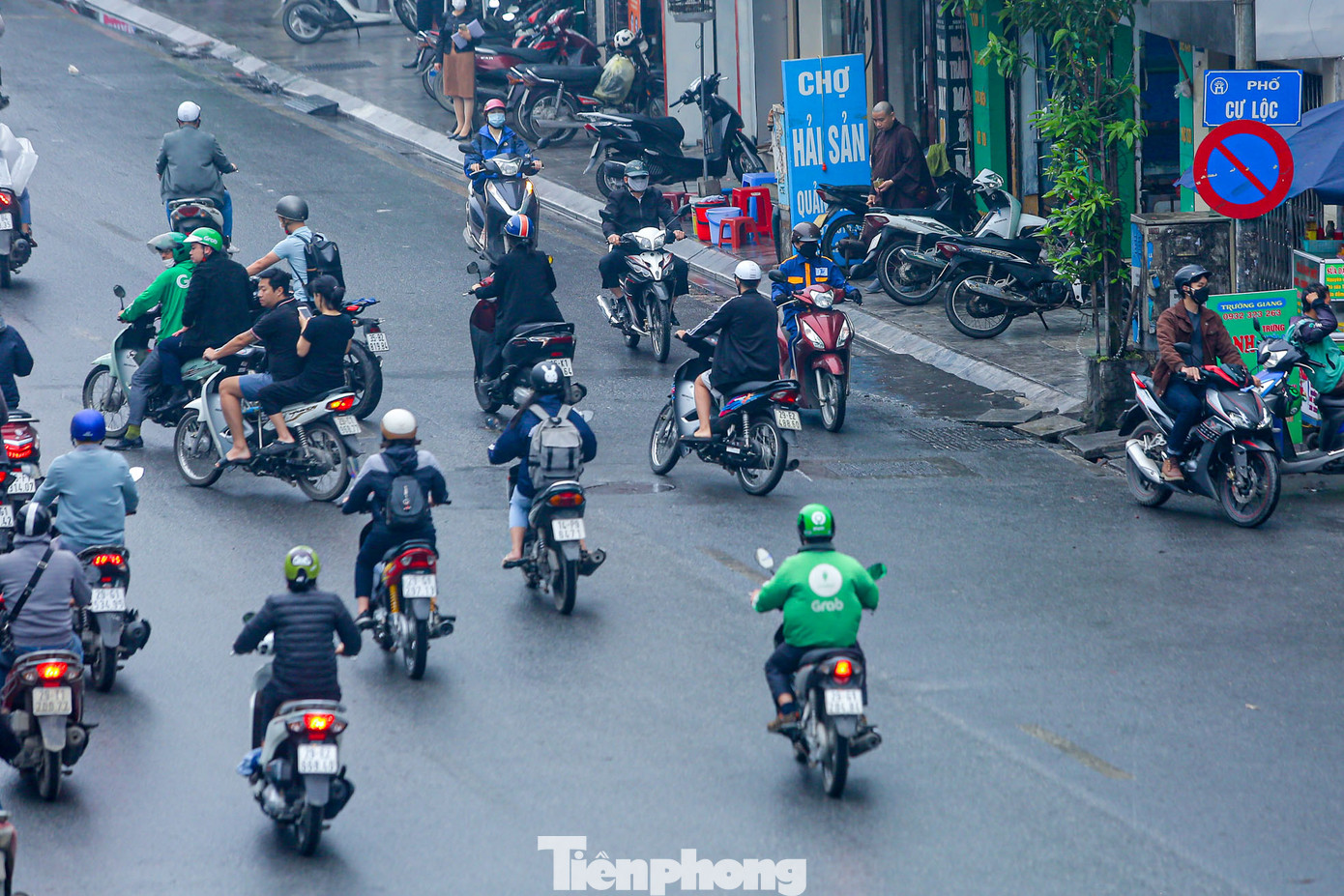 Thậm chí một số xe máy còn đi ngược chiều bất chấp nguy hiểm.