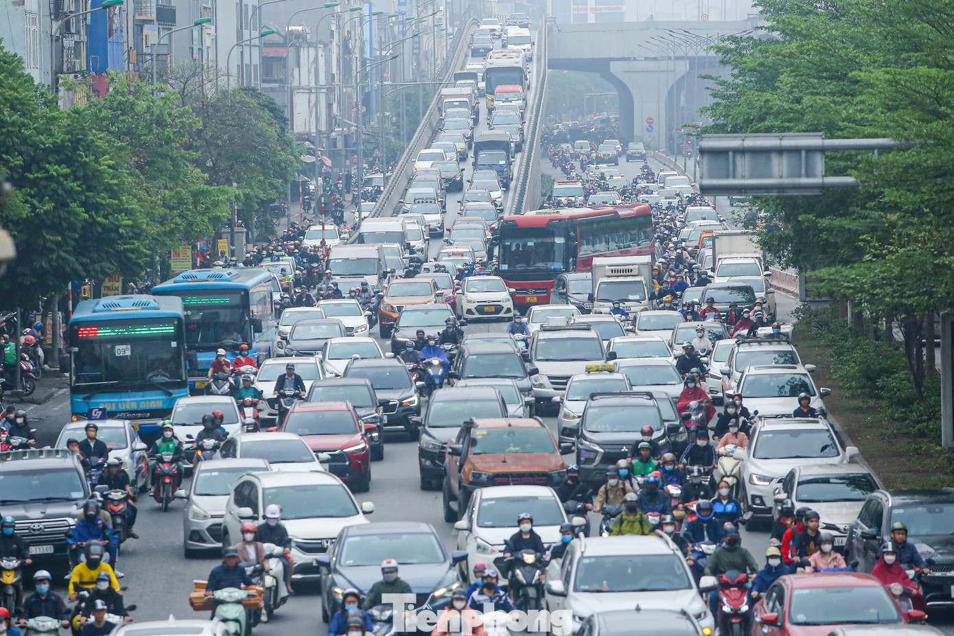 Đường Trường Chinh ken đặc các phương tiện.