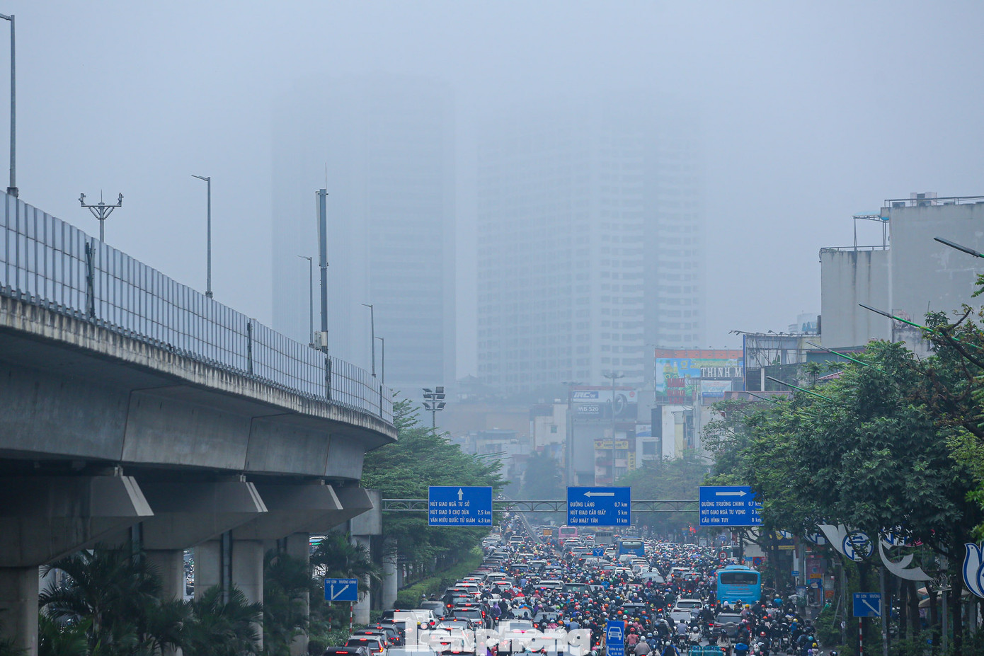 Theo Trung tâm Dự báo Khí tượng Thủy văn Quốc gia ngày 3/4 tại khu vực Hà Nội: Nhiều mây, đêm và sáng sớm có mưa nhỏ, mưa phùn và sương mù; sau có mưa vài nơi, trưa chiều giảm mây trời nắng. Gió đông nam cấp 2-3. Đêm trời lạnh. Nhiệt độ thấp nhất từ : 21-24 độ. Nhiệt độ cao nhất từ : 28-30 độ, có nơi trên 30 độ.
