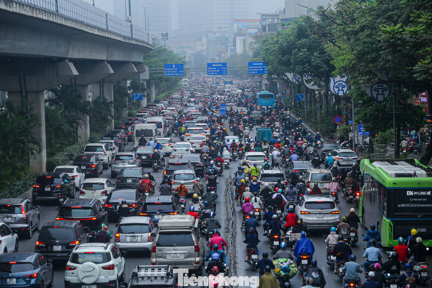 Tuyến phố Nguyễn Trãi hướng về nội đô ùn tắc hàng giờ.