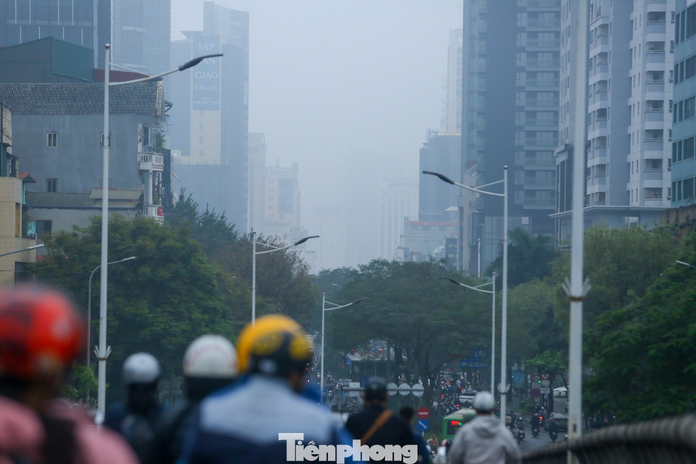 Sương mù dày đặc khiến tầm nhìn xa bị hạn chế.