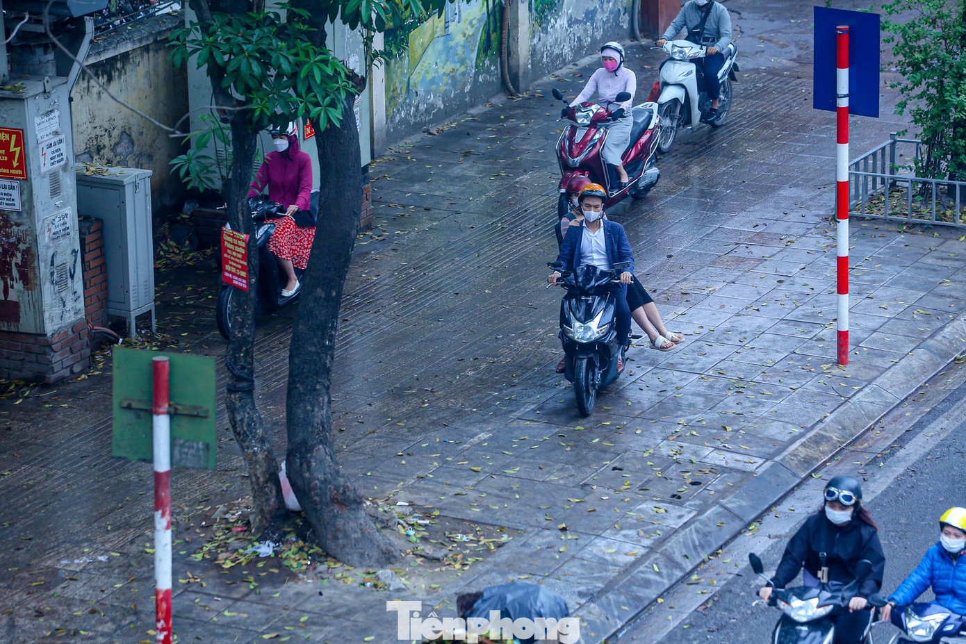 Nhiều phương tiện leo lên vỉa hè tránh tắc đường.