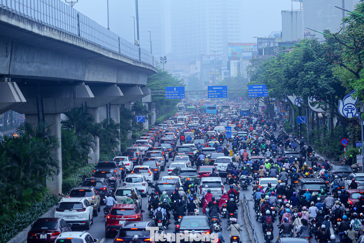 Ghi nhận của PV, sáng nay (3/4), các tuyến phố Hà Nội như Nguyễn Trãi, Trường Chinh, Láng, Vành đai 3, ... ùn tắc nhiều giờ, đặc biệt giờ cao điểm, người dân Thủ đô di chuyển khó khăn do tầm nhìn bị hạn chế.