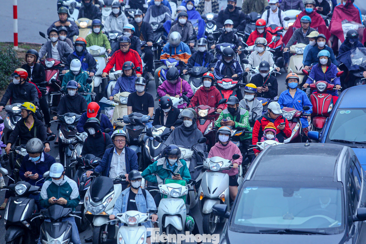 Tầm nhìn bị hạn chế bởi sương mù, đường trơn do mưa phùn khiến các phương tiện chỉ có thể di chuyển chậm.