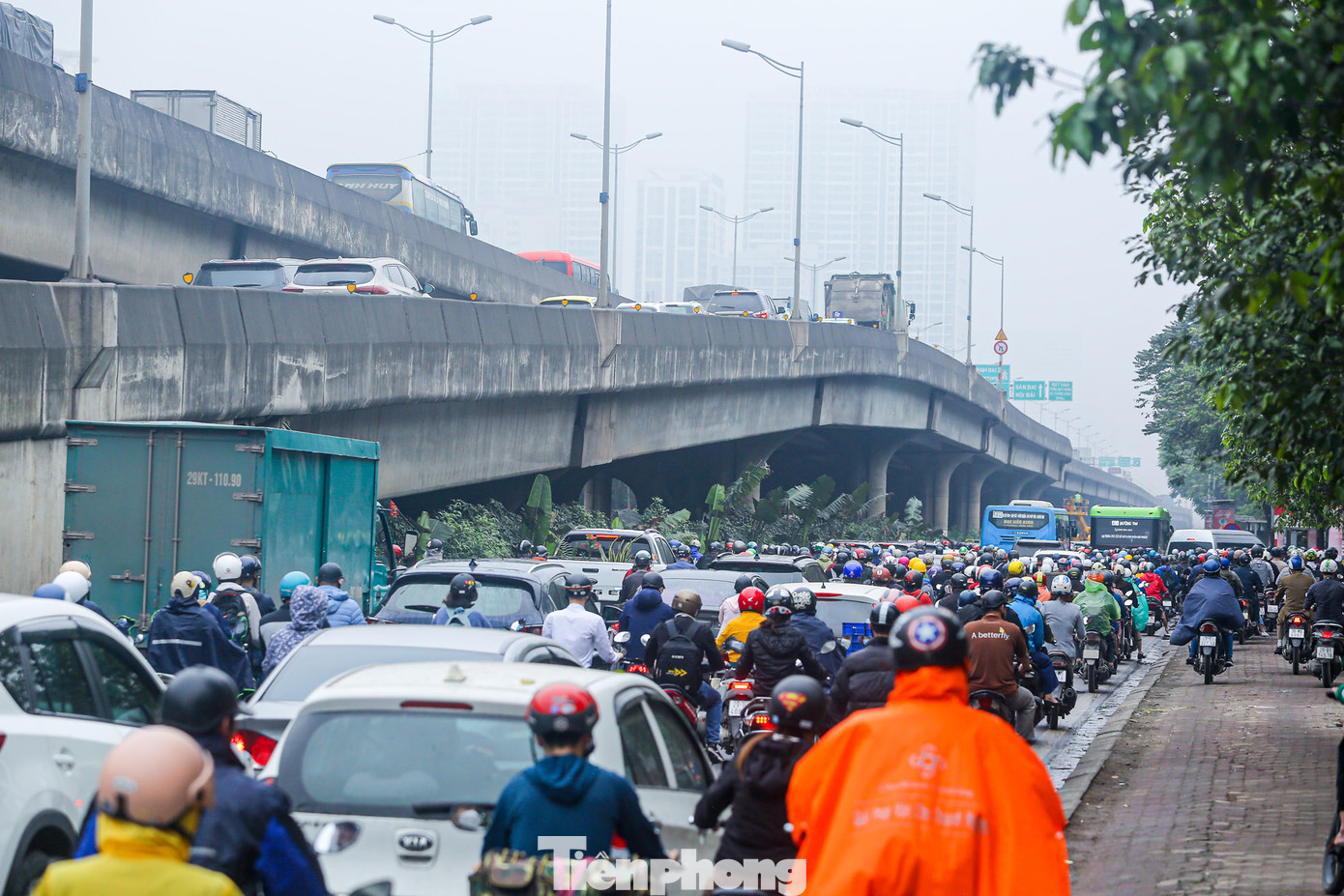 Tuyến đường Vành đai 3 chật kín phương tiện, ô tô "chôn chân" tại lối lên đường trên cao.