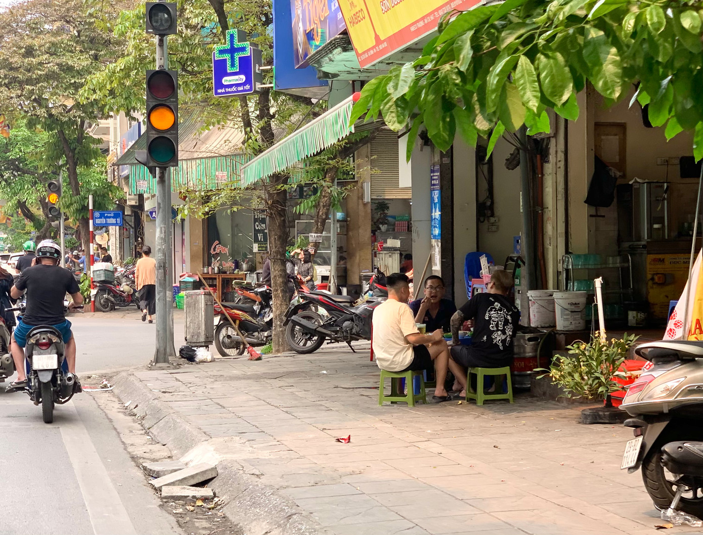 Một cửa hàng trên phố Cửa Bắc bày bàn ghế ra vỉa hè để kinh doanh.