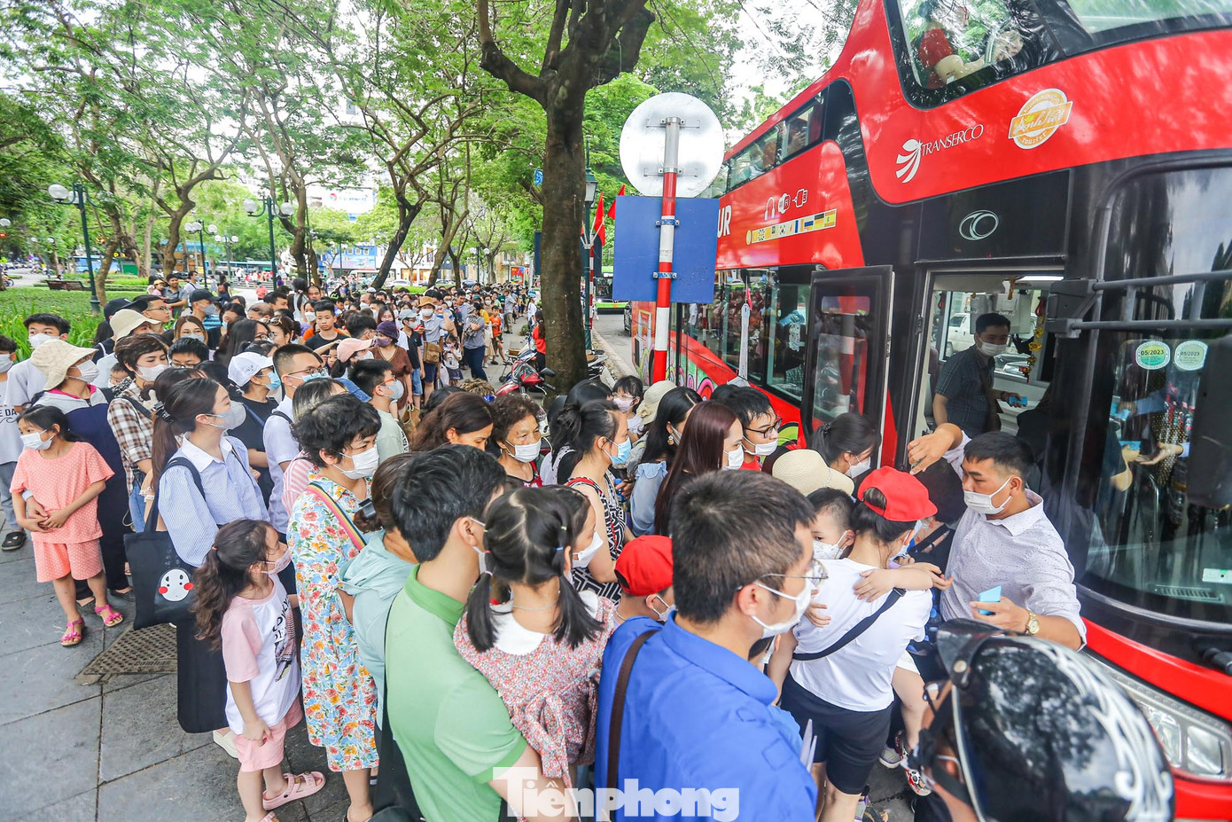 Do lượng khách đông đúc nên ai cũng phải xếp hàng dài, chờ hàng tiếng đồng hồ để đến lượt. Do lượng khách đông đúc nên ai cũng phải xếp hàng dài, chờ hàng tiếng đồng hồ để đến lượt.