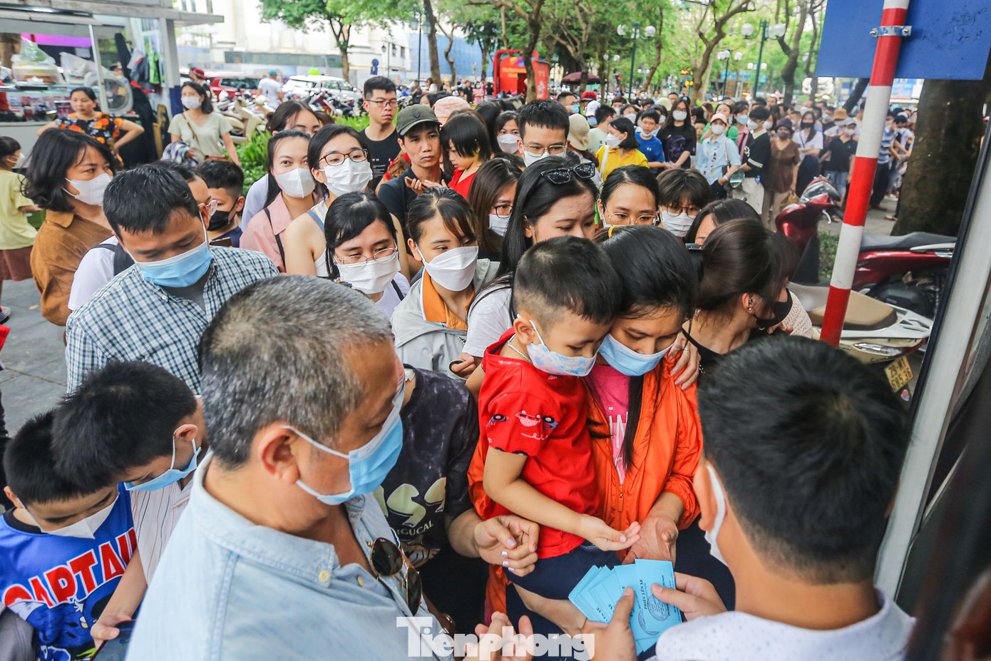 Vé miễn phí được phát ngay tại cửa xe buýt hai tầng. Vé miễn phí được phát ngay tại cửa xe buýt hai tầng.
