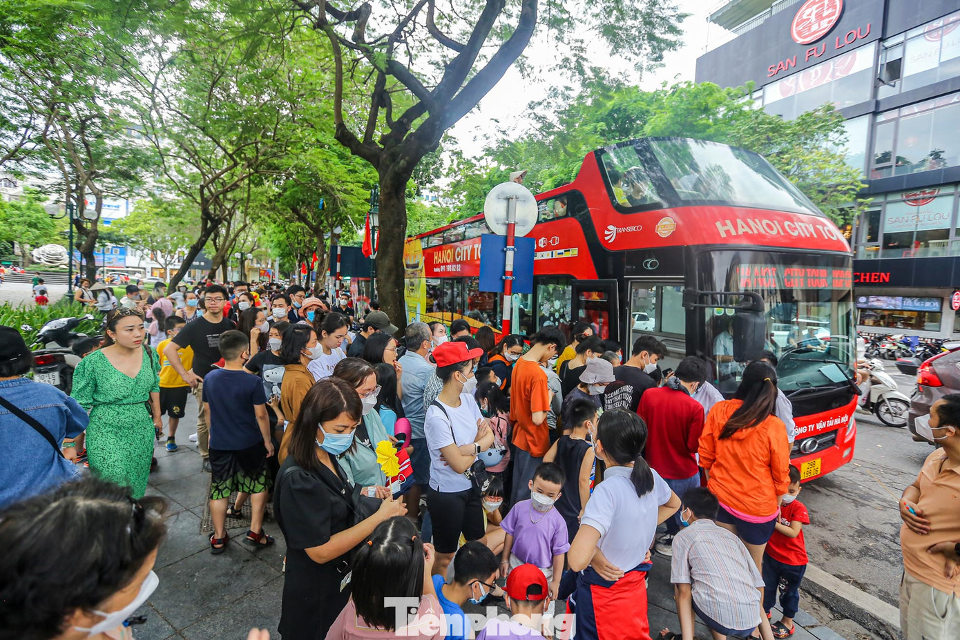 Hàng nghìn người dân, du khách đã chọn dịch vụ xe buýt hai tầng miễn phí, tham quan Hà Nội trong ngày đầu tiên của kỳ nghỉ lễ (29/4). Hàng nghìn người dân, du khách đã chọn dịch vụ xe buýt hai tầng miễn phí, tham quan Hà Nội trong ngày đầu tiên của kỳ nghỉ lễ (29/4).