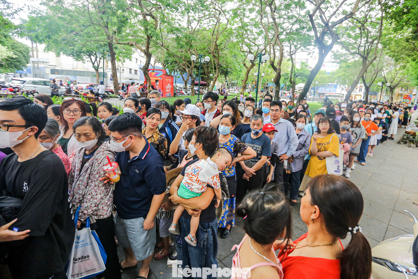 Cách 30 phút mới có 1 chuyến xe nên nhiều người tỏ ra khá mệt mỏi khi chờ đợi. Cách 30 phút mới có 1 chuyến xe nên nhiều người tỏ ra khá mệt mỏi khi chờ đợi.