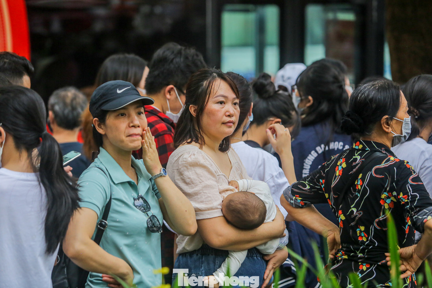 Nhiều trẻ em nhỏ được phụ huynh đưa đến tham quan. Nhiều trẻ em nhỏ được phụ huynh đưa đến tham quan.