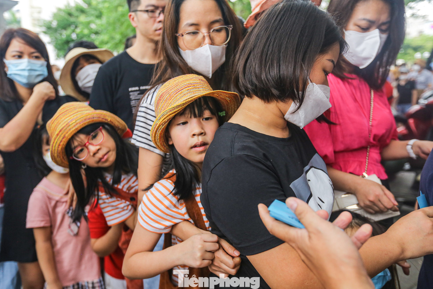 "Ngày đầu nghỉ lễ vợ chồng tôi tranh thủ đưa các con đi chơi, tôi xếp hàng từ 14h30 mà đến 16h45 mới có thể nhận được vé lên xe buýt cho gia đình", chị Nhung (Hà Đông, Hà Nội) cho biết. "Ngày đầu nghỉ lễ vợ chồng tôi tranh thủ đưa các con đi chơi, tôi xếp hàng từ 14h30 mà đến 16h45 mới có thể nhận được vé lên xe buýt cho gia đình", chị Nhung (Hà Đông, Hà Nội) cho biết.