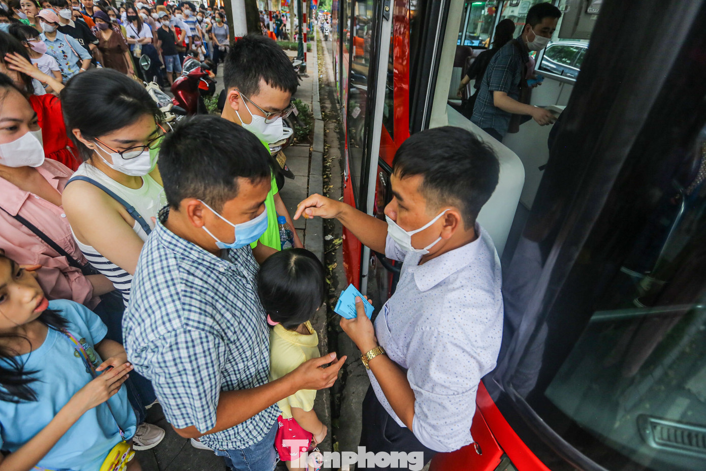 Mỗi chuyến tối đa 54 khách, cách 30 phút lại có một chuyến. Mỗi chuyến tối đa 54 khách, cách 30 phút lại có một chuyến.